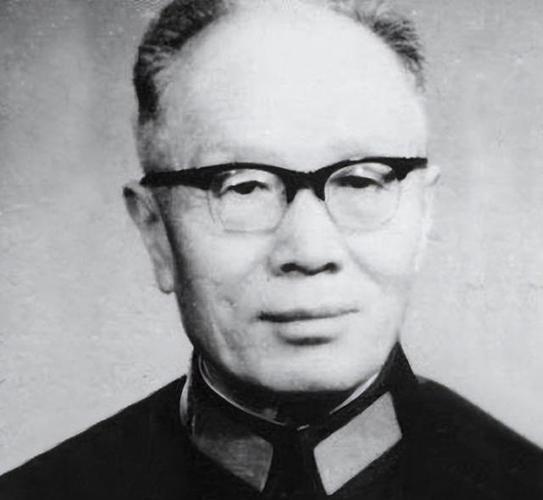 1942年，蒋介石给于学忠下令，让他秘密枪决万毅，于学忠收到电报后，顿时陷入两难