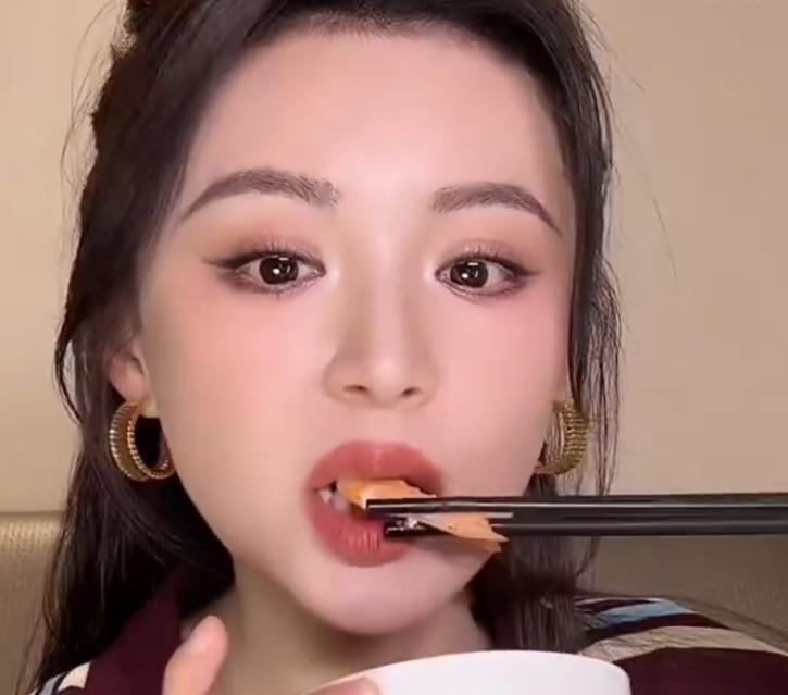 都盯着那70多斤的体重，真没意思。这事儿的关键，根本就不在那儿。毛林林直