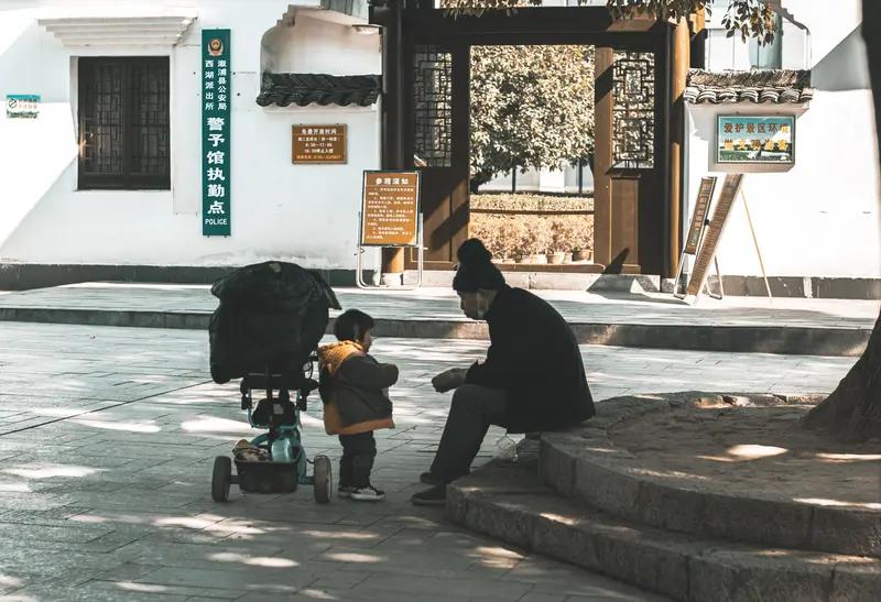 身边的退休老人，没几个过得很轻闲的，除了一两个家境较好的老人外，都是要贴补儿孙辈