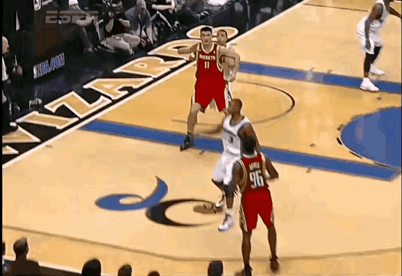 以下镜头中一对一单防姚明的球员是20岁的麦基，这时的麦基身高213厘米，臂展22