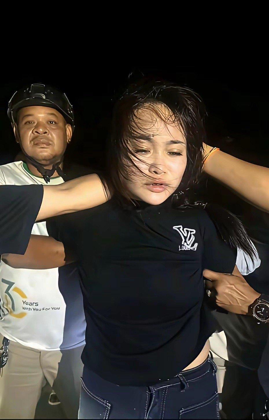 这位大嫂在柬埔寨火了，火的是自己一个人就敢单枪匹马的去救自己的男人。从情谊上讲，