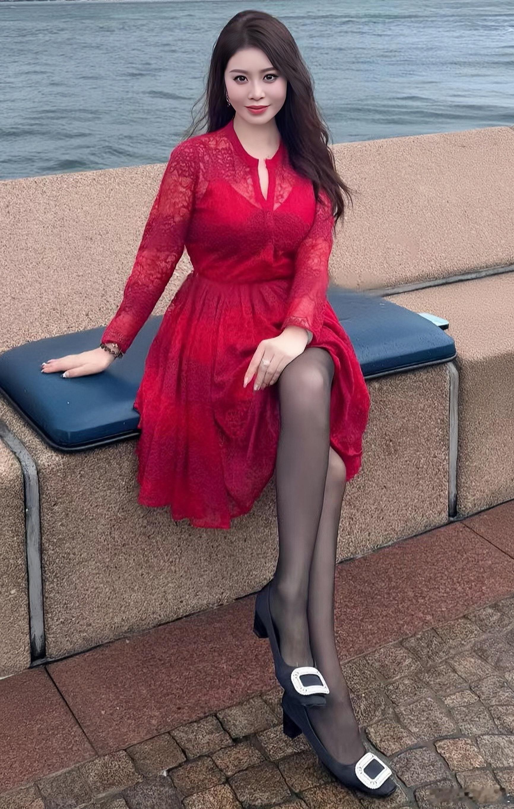 红裙黑丝丈母娘​​​