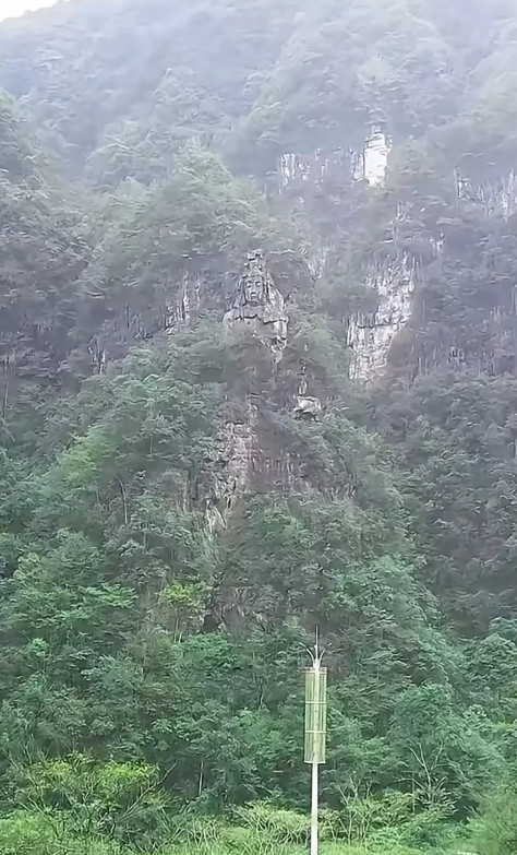 贵州黔东南，有一名女子跟同事周末去爬山，在大山中拍到了一座观音像，观音像高达15