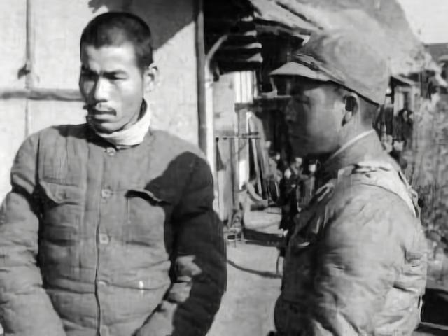 抗战时期，一交通员不幸被捕，伪军押着他前往日军宪兵队领赏，途中，一位日伪军趁着四