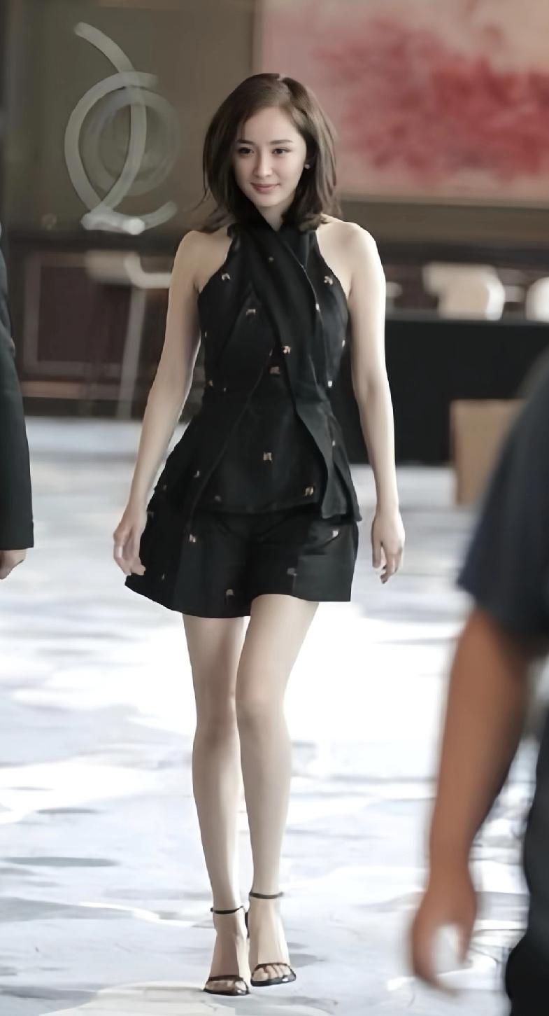 杨幂这身段，已经不能用少女来形容了！美腿纤细，气质温婉。是当今娱乐圈少有的