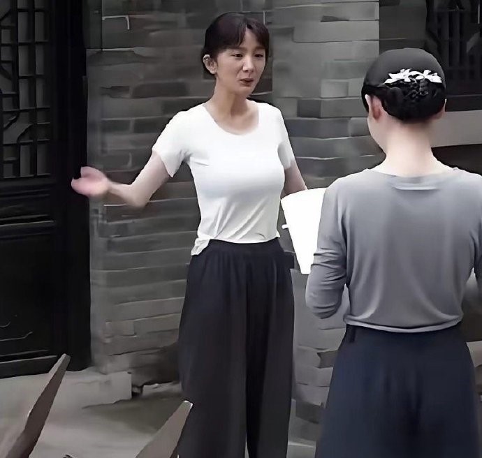 杨幂的身材也太夸张了吧，都瘦成竹竿了