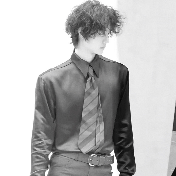 谁懂直角肩谁懂大胸肌👐🏻👐🏻👐🏻王一博杂志秒罄