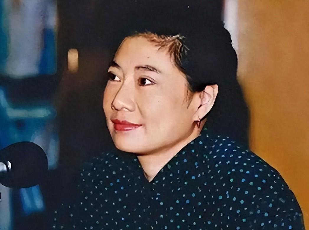2005年，香港作家亦舒和侄子倪震发起一场骂战。亦舒远居加拿大，四十多岁时接受人