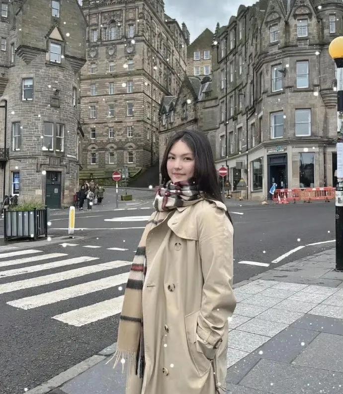 李湘富养的王诗龄才情出众，田亮穷养的森碟活力灵动，两人皆展非凡风采。