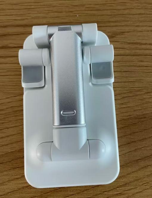 下雨天撞上停工日，我们工程部突然上演大型真香现场：隔壁工长桌上的全金属手机支架，