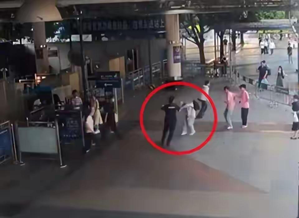 走错出口就遭追打，同等互殴处罚何来公平？大学教师南宁火车站走错路。竟遭遇安检员