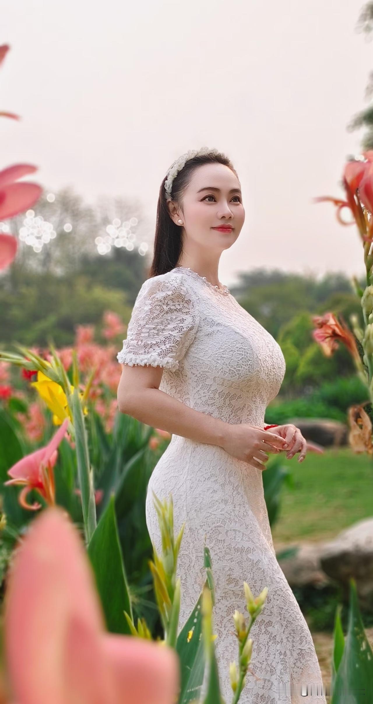 如梦令·花间初见又见美人如画，更有繁花盈把。素衣胜雪，笑靥轻开初夏。