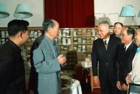 1973年，毛主席说要从军队中选出一名副主席，周总理毫不犹豫说出一个人的名字，毛