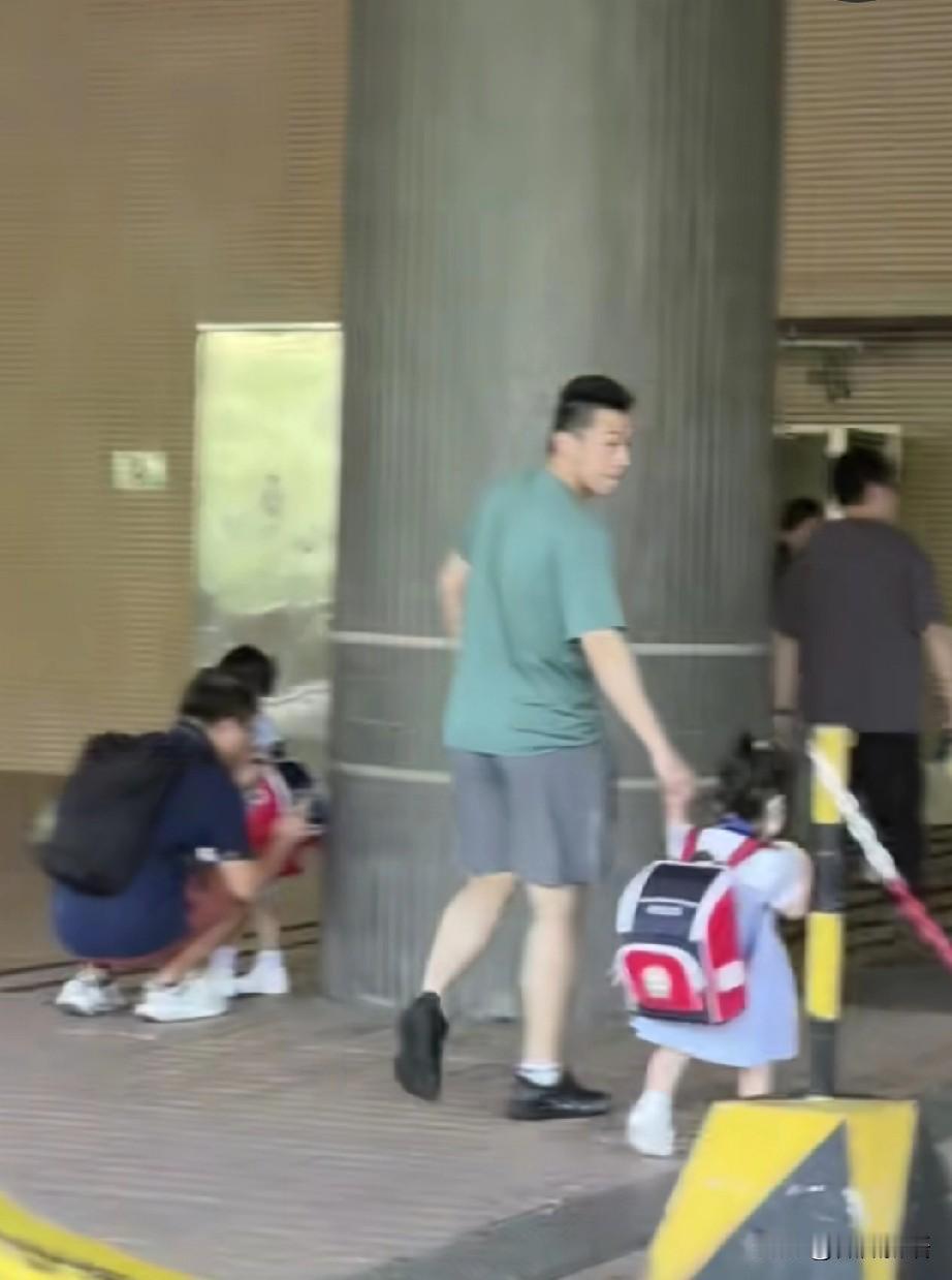 楹楹都背起书包上学了。今天看到大圣的媳妇更新了动态，大圣去送楹楹上学，应该是上