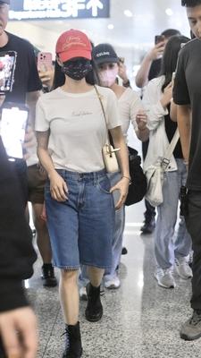 蔡依林街拍示范白T恤穿搭：白色T恤+牛仔中裤+单肩包+棒球帽，尽显轻松休闲时