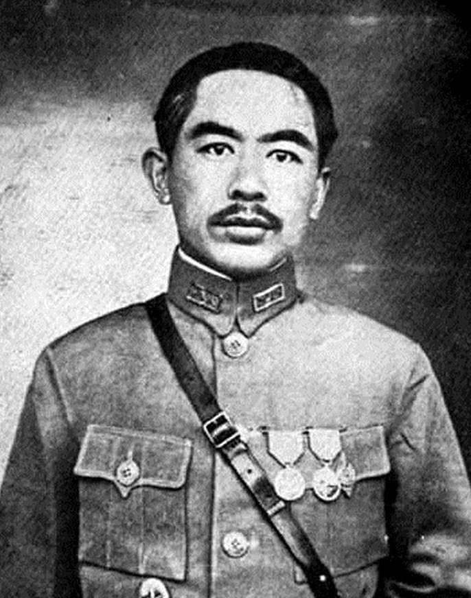 1949年，新疆王盛世才逃到台湾后，他的岳父一家11口惨遭灭门，现场留下了8个大