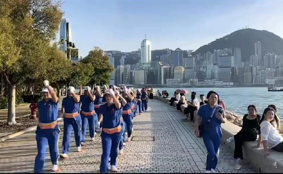 暴走团在内地已经没有新鲜感了，被很多人排斥，现在开始发展到香港了，这支队伍直接在