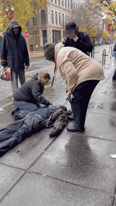 美国大街实拍：10分钟就两个芬太妮过量昏迷者，至少一个玩完！这是美国网民在波特兰