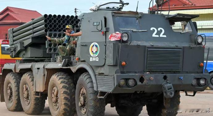 开战！柬埔寨就不打算手软了！40管火箭炮集群轰炸。泰国发现捅了马蜂窝，柬埔寨BM