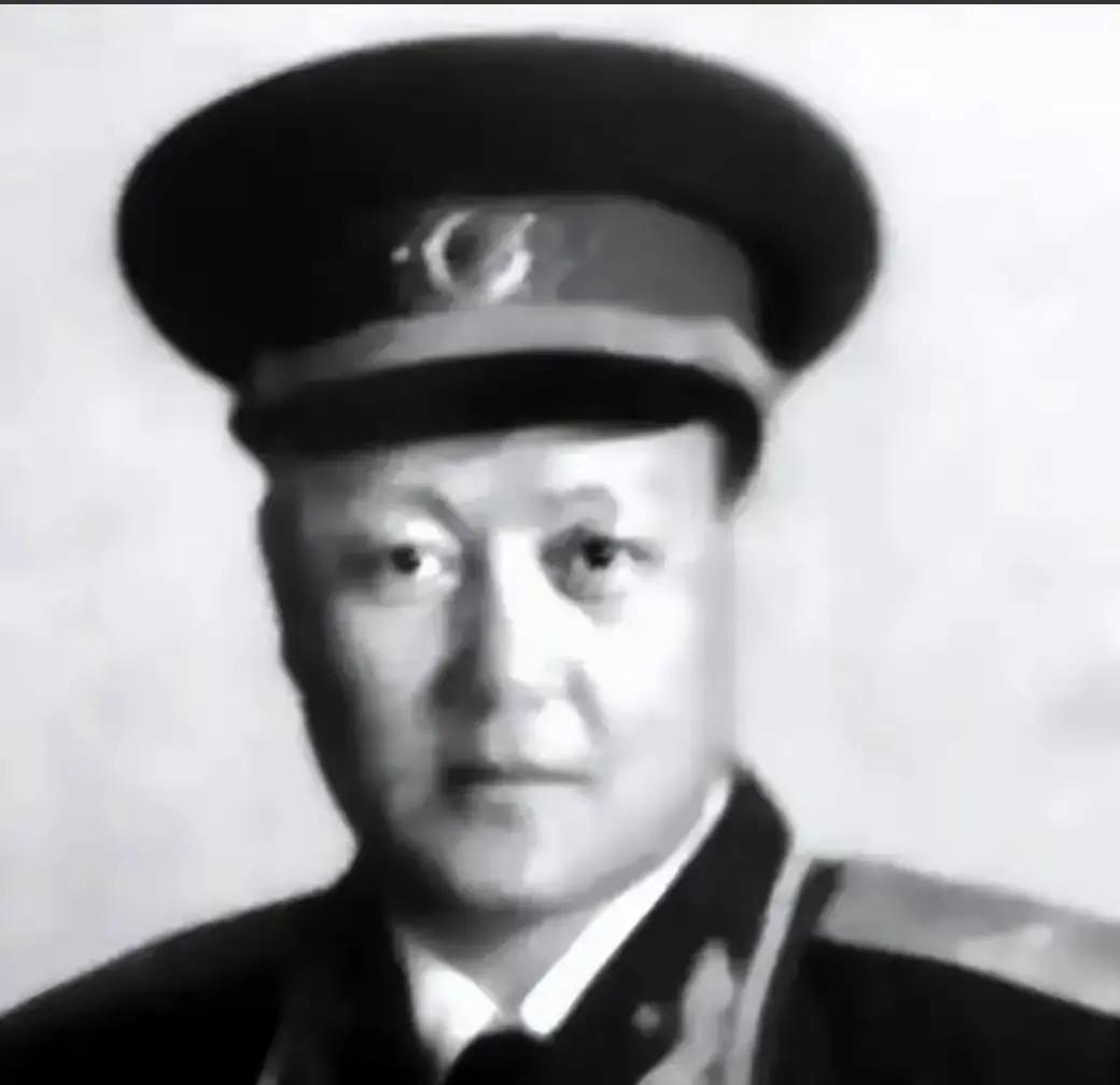 1949年开国大典前夕，师长吃饭扫一眼服务员，瞬间冷汗直冒：是军统大特务。 