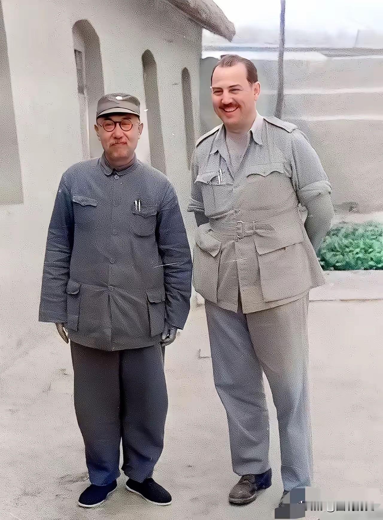 这张珍贵合影拍摄于40年代，在抗战时期，一位中国的将军和一位美国记者的一张珍贵合