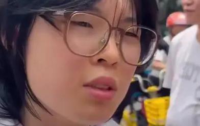 杭州一个女生，刚考完语文，对着镜头来了一句：我考前刷手机，刷到了