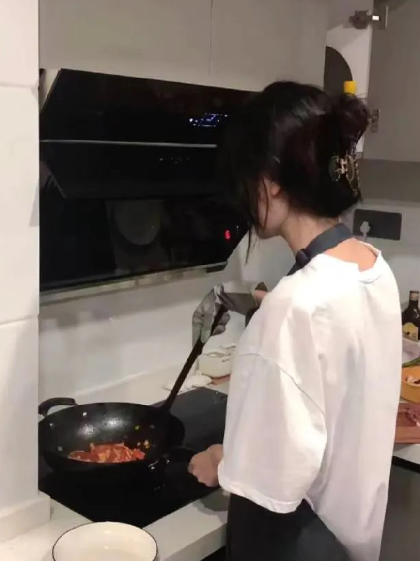 侄女和男友谈了三年了，感情一直不错。如今却因为未来婆婆，五一假期来住了几天，想分
