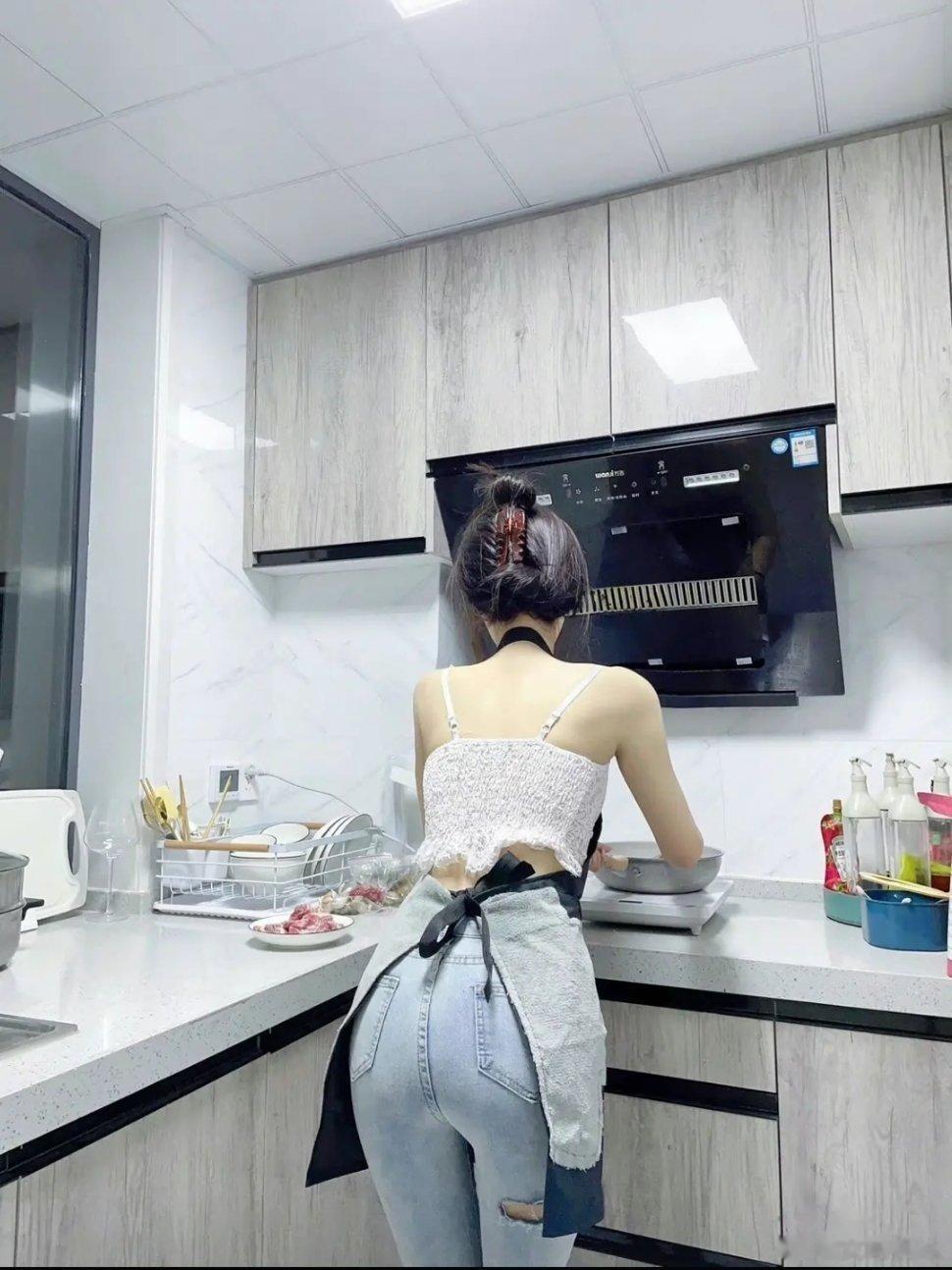 带女同事回家做客，她非要给我露一手