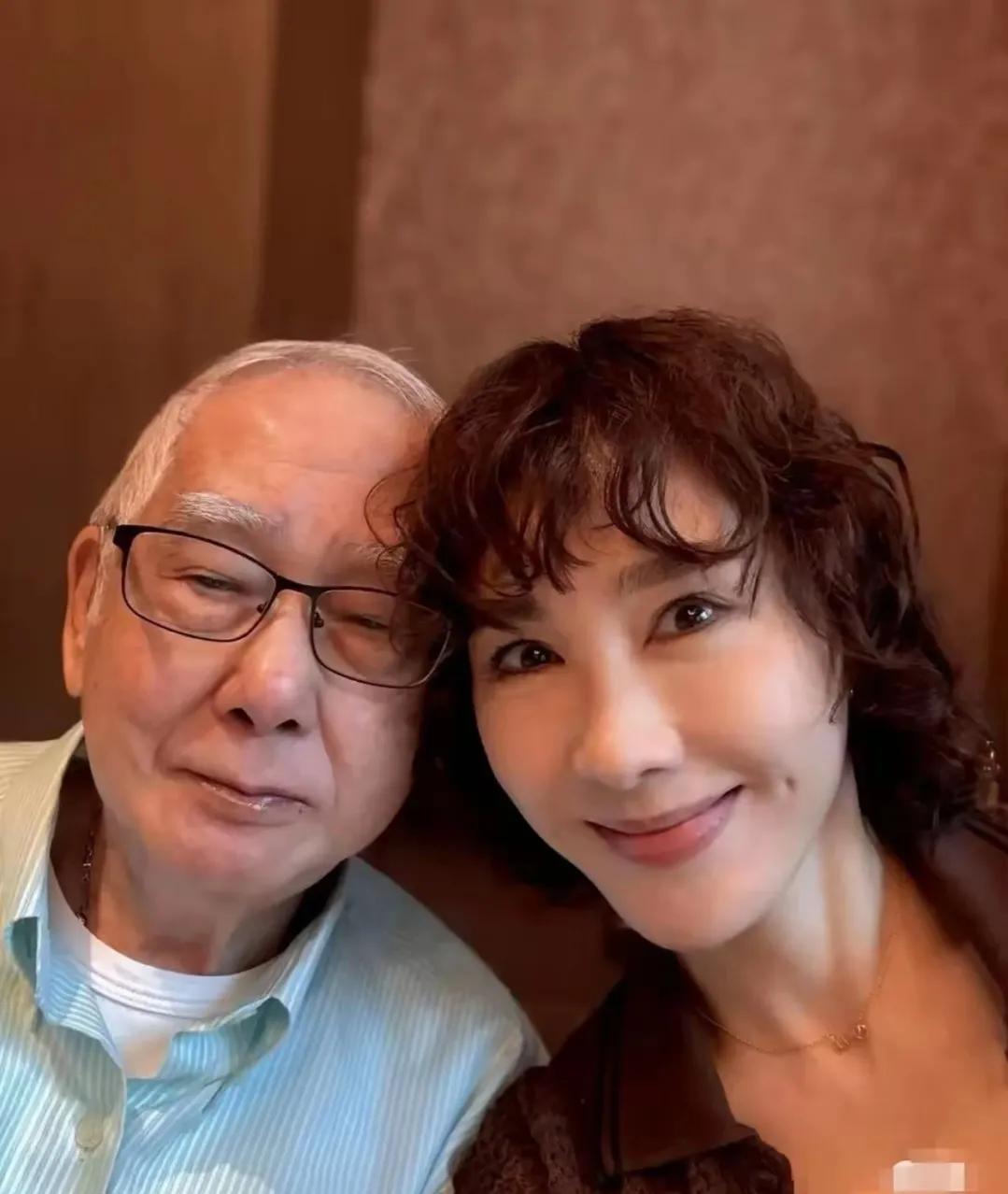 53岁的黎姿陪爸爸过父亲节啦！画面中，一家人温馨相聚，其乐融融。黎姿与父亲并肩，