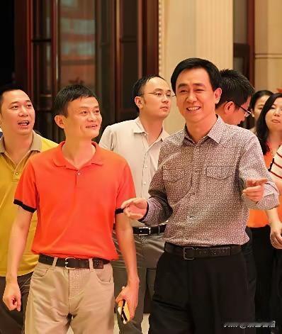 2014年，阿里巴巴斥资12亿入股广州恒大足球。许家印与马云合作时的合影中，那时