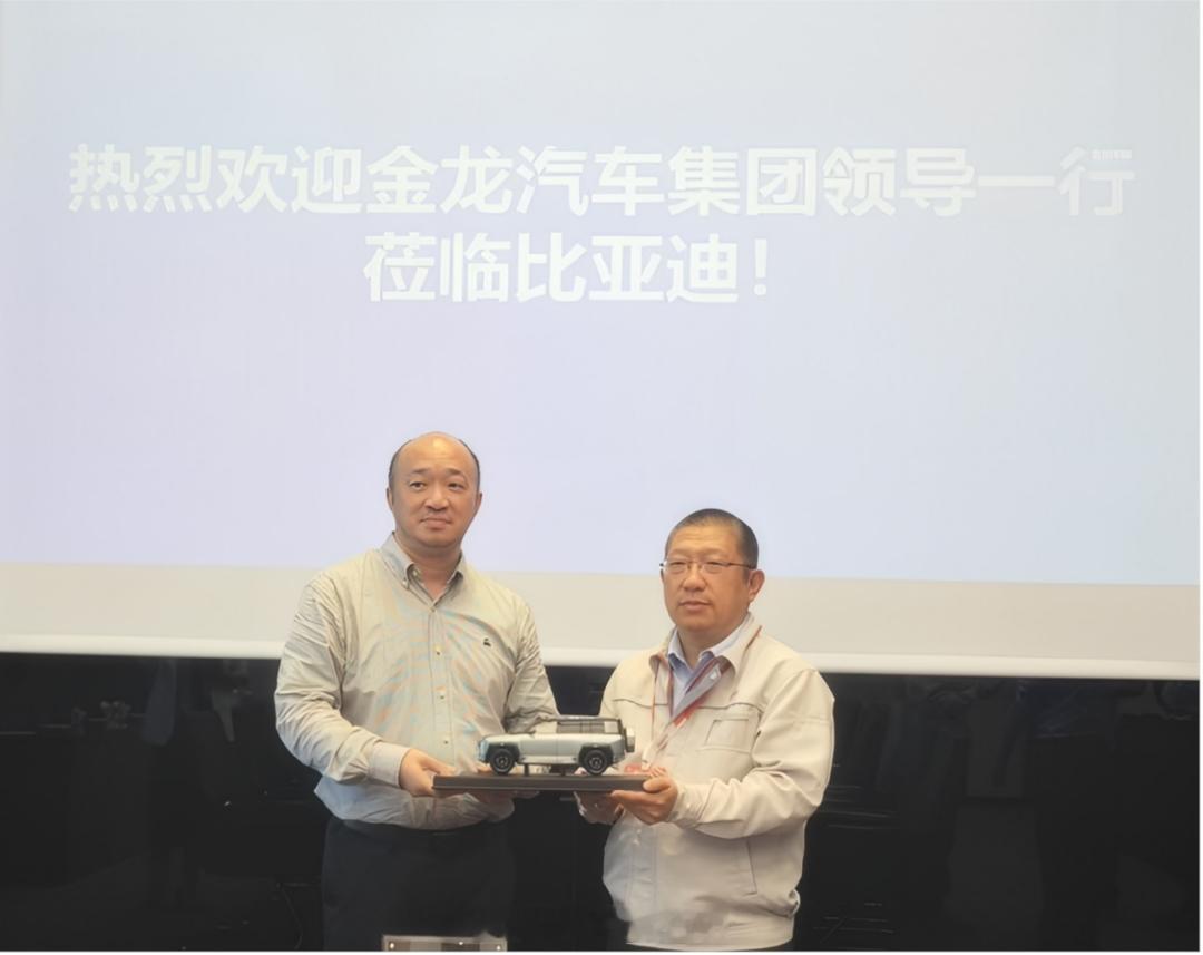 比亚迪刀片电池即将迎来一位超重量级客户？！2025年12月8日，金龙汽车集团党