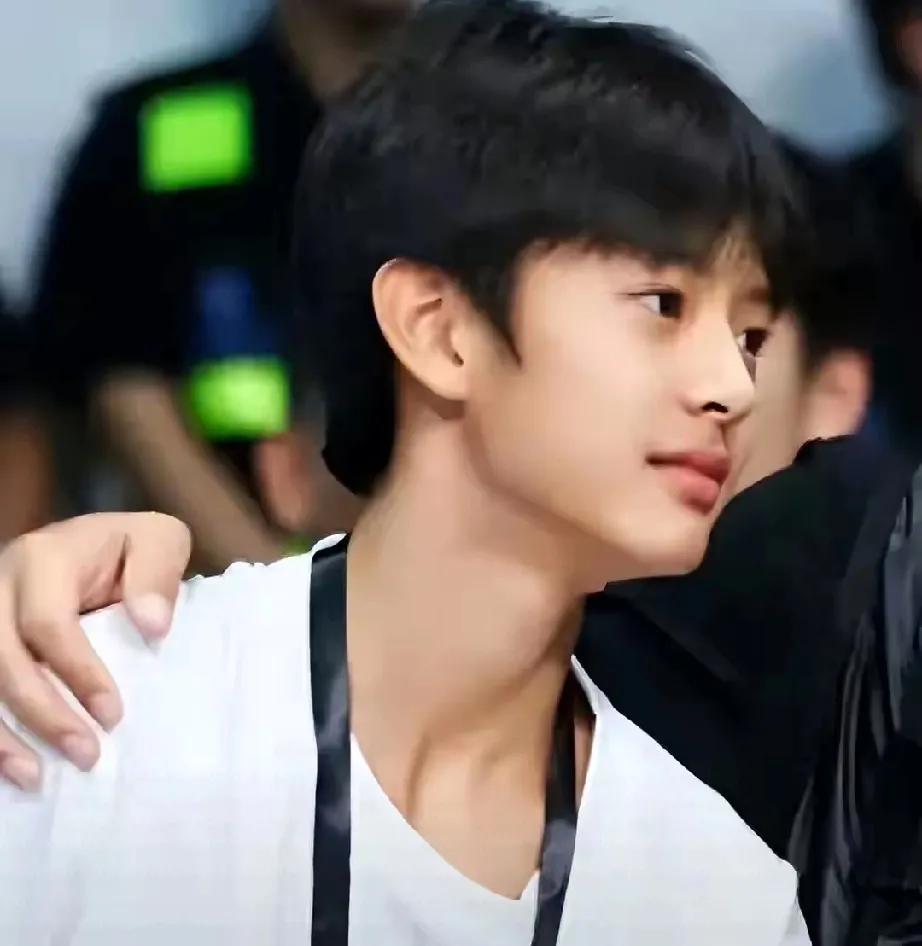 孙俪邓超14岁儿子等等直接帅炸啦！才14岁身高就蹿到1米7，站在孙俪身边都快齐肩