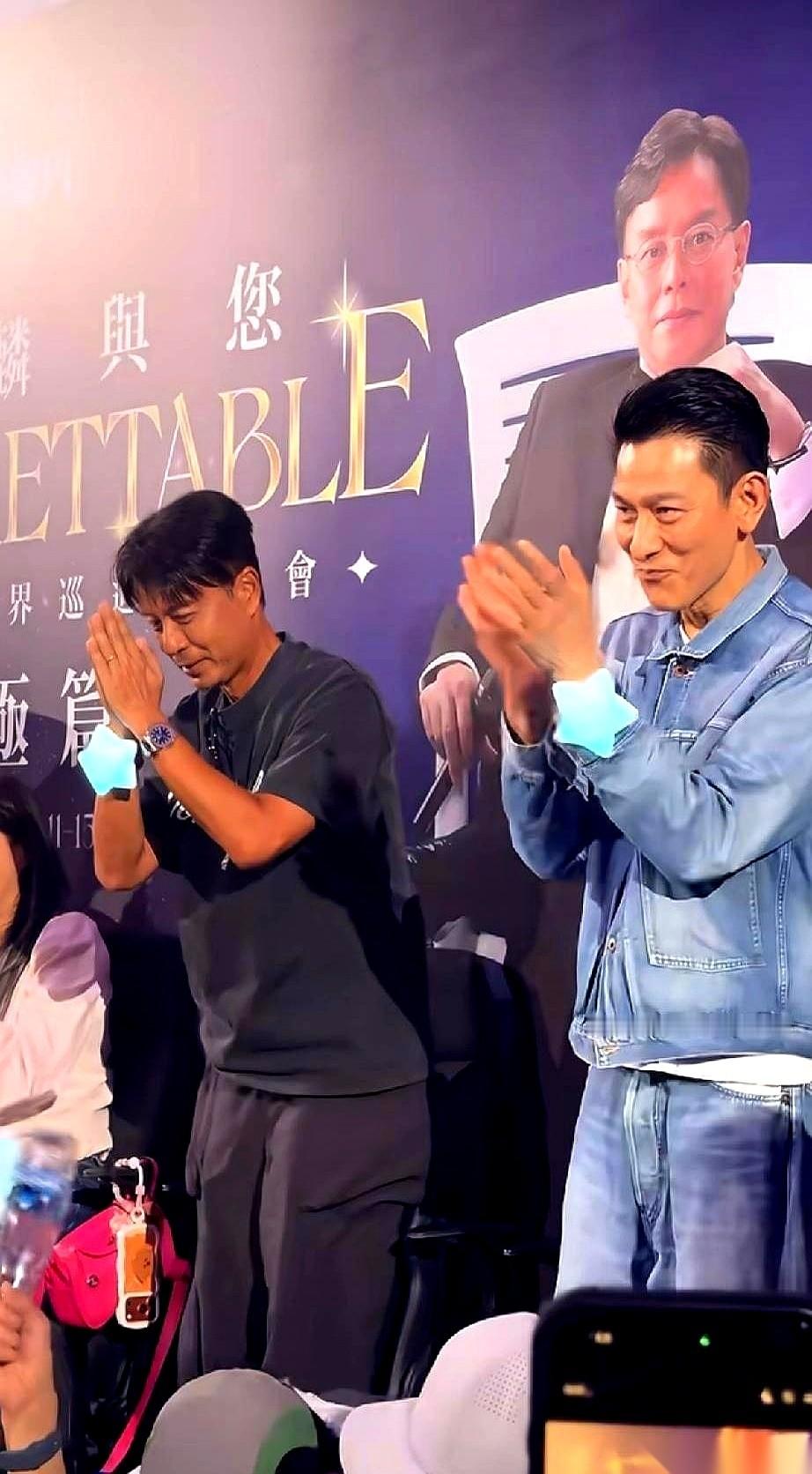 刘德华带着十几号安保人员围成人墙开道上台，李克勤连一个护卫都没有，单枪匹马在后头大步流星地走。他俩当