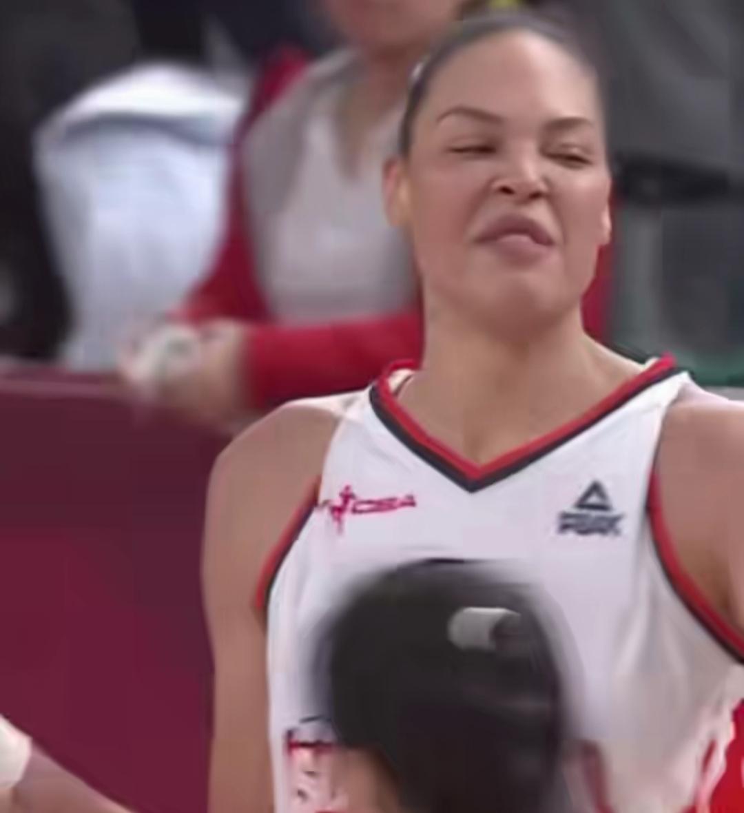 坎贝奇高冷的眼神，透着一股傲慢，也难怪，这可是女子职业联赛总决赛，结果呢，四川