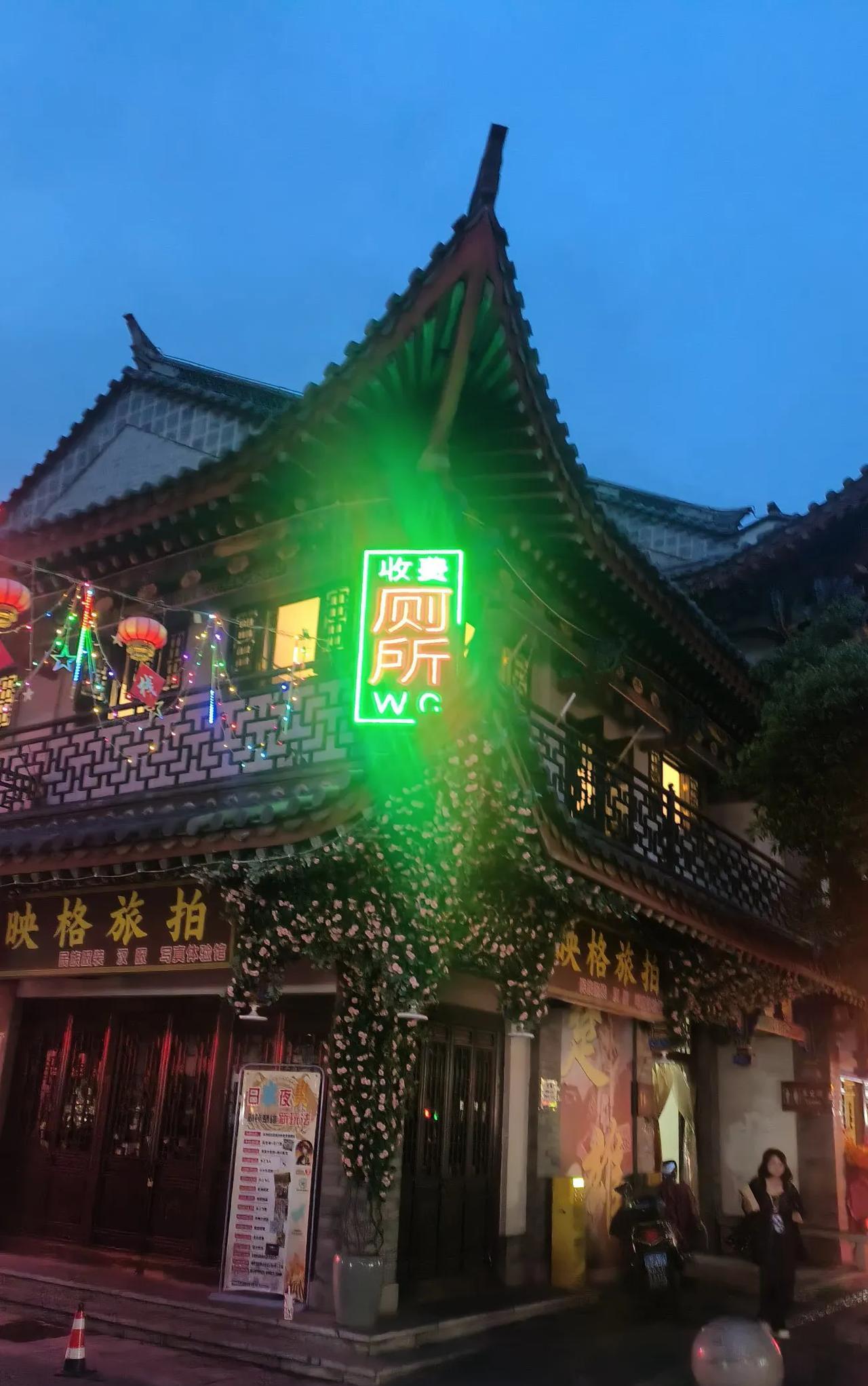 云南旅游感觉真是跌宕起伏！参加了一个低价游团，感觉真是要为云南旅游点赞！昆明到大
