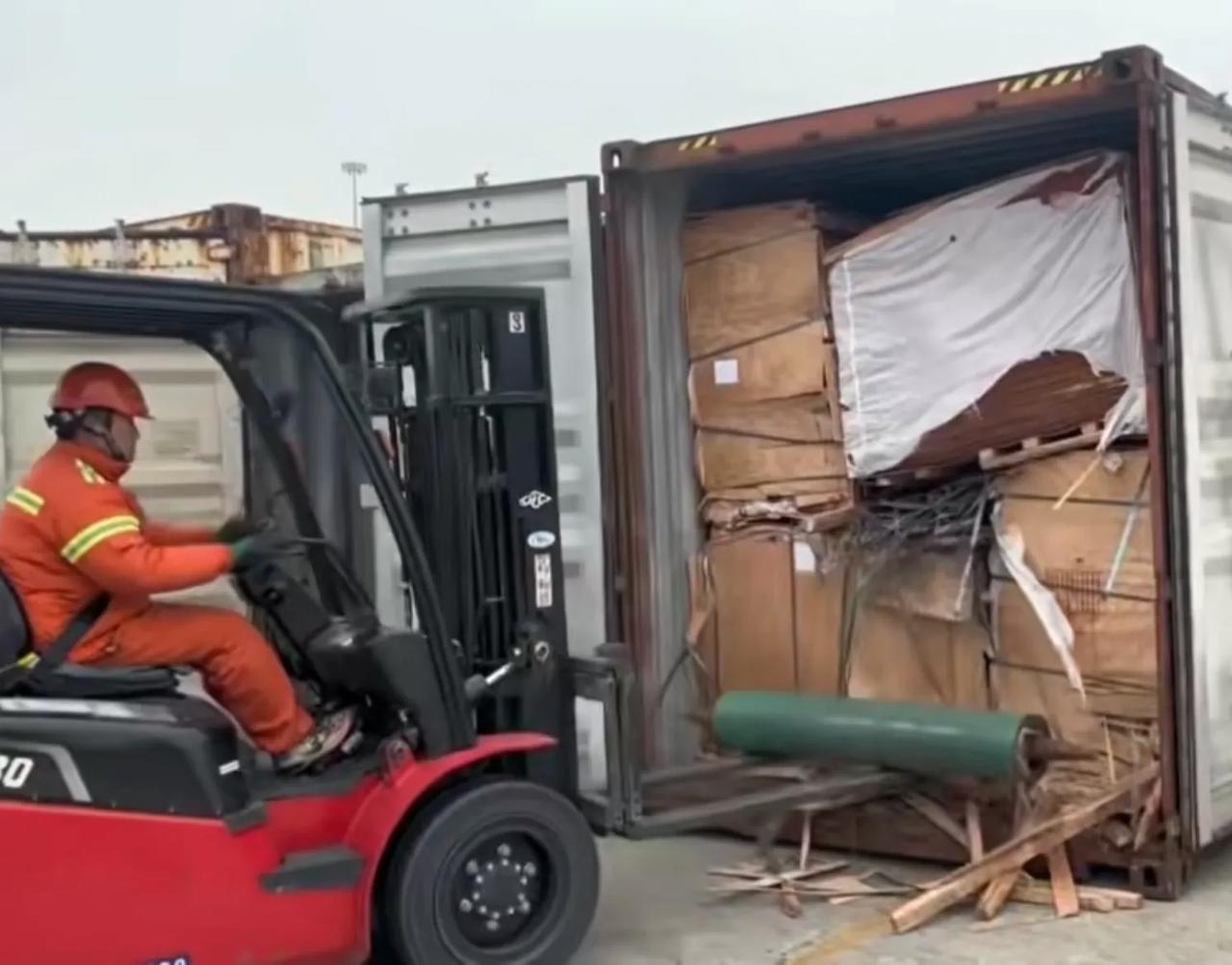 真敢藏！青岛黄岛，海关对一批进口货物实施监管，打开集装箱，成堆的货物间藏着一根胶