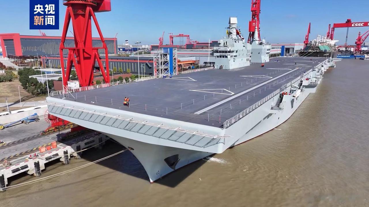 中国海军首艘076型两栖攻击舰“四川”舰解缆试航11月14日即今天上午9时许，