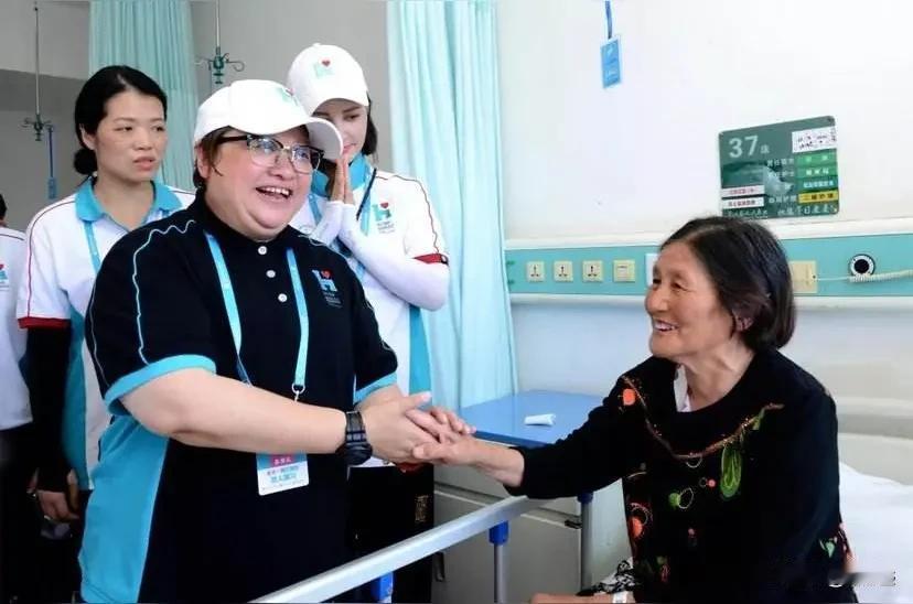 在中国有募捐资格的慈善机构有3300多家，但没有一家像韩红基金会那样能把慈善活动