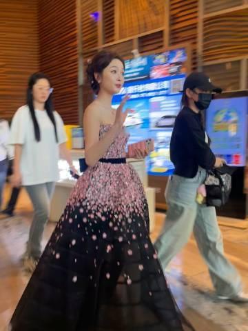 吴宣仪裙子上好多花吴宣仪粉花裸肩裙吴宣仪粉花裸肩裙