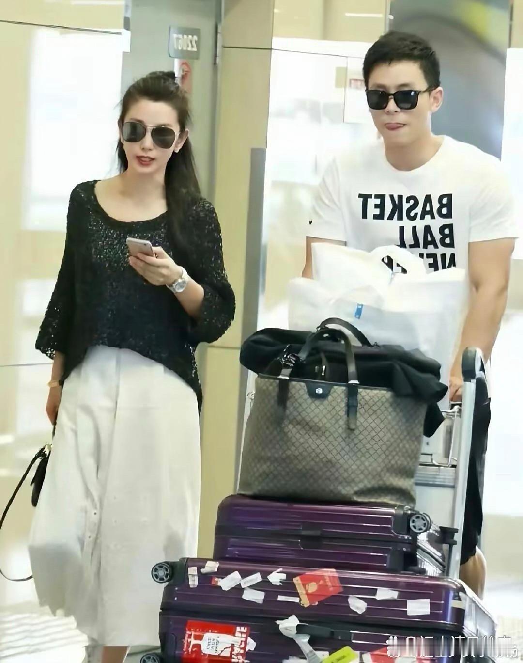 51岁李冰冰与小22岁男友机场现身，男友年轻帅气，同框画面超温馨​​​