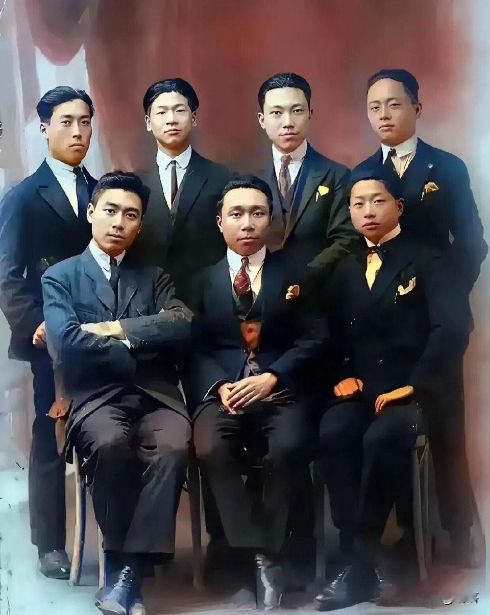 1921年的巴黎，在岁月的长河里留下了这样一张照片。照片中，七位身着西装的中国青