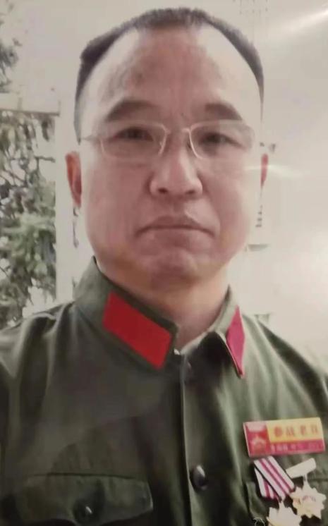 1984年，战士李陶雄中弹牺牲，送葬途中遗体竟两次从车上跌落，护士郑英察觉异样，