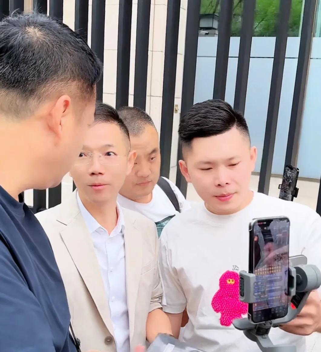 好消息，李律今天一大早8:40来到了三院的现场！现场有许多的主播，都在等候，