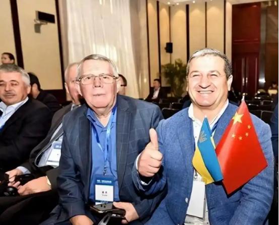 苏联解体后乌克兰顶尖专家月薪不到20美元，开出租车、摆摊糊口！中国用500美元月