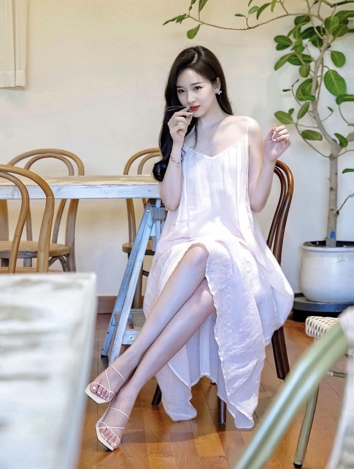 轻纱拂面，静坐花间。