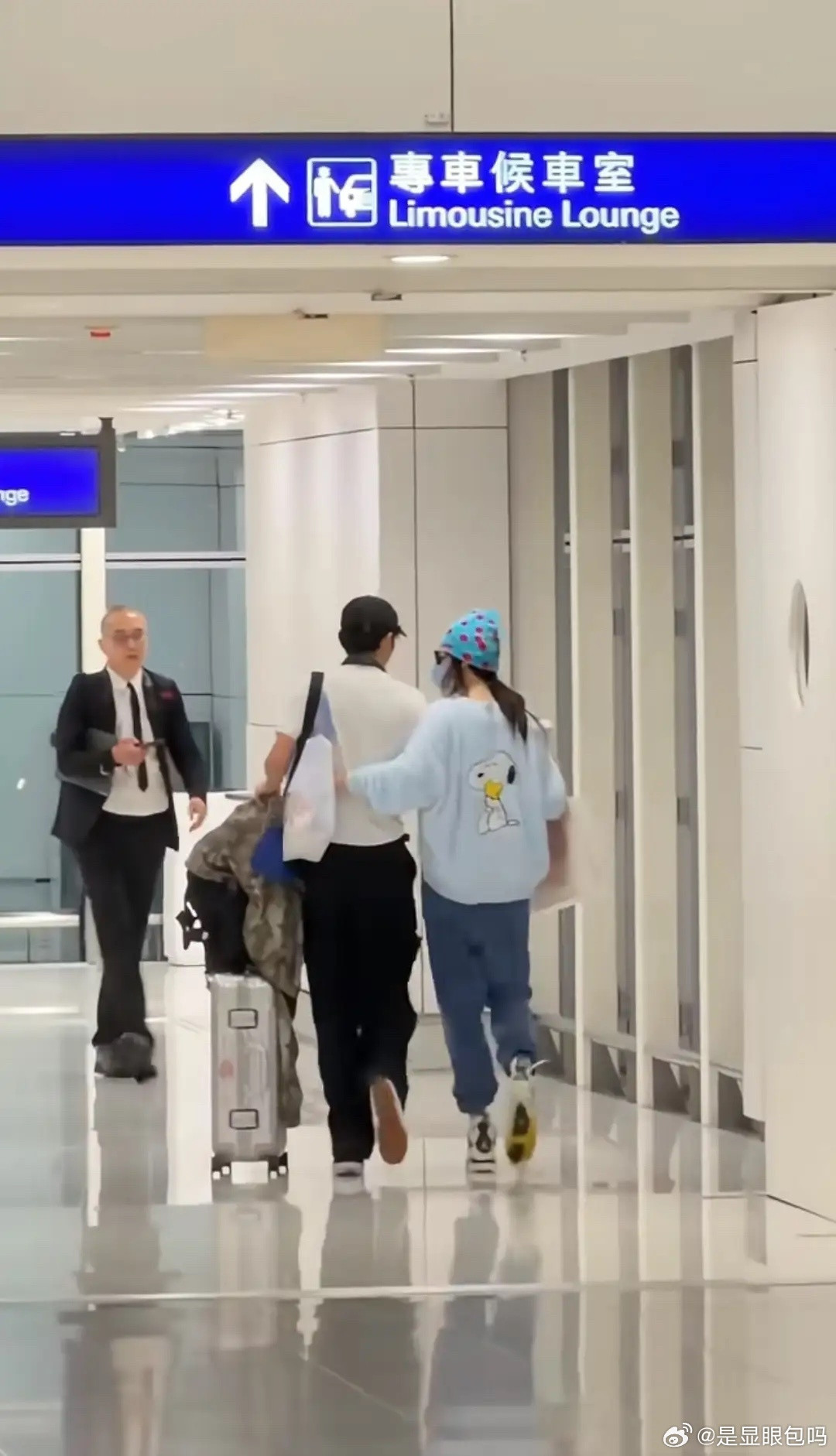 张柏芝和大儿子现身机场！近日，网友在机场遇见张柏芝和lucsa，45岁的张柏芝戴