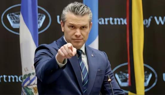 美军这回真是出了大新闻，据美国匿名官员爆料，国防部长赫格塞思直接绕开所有规矩，把