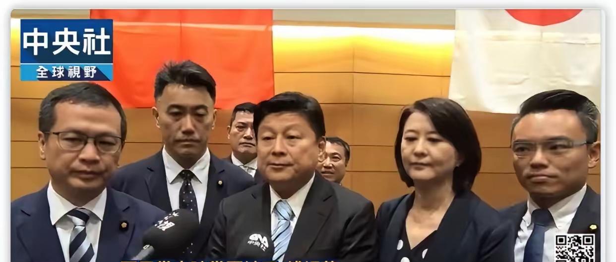 绿营态度放缓了，蓝营却有人去了日本，这几天岛内有点儿乱。台湾岛内近期的政坛真是