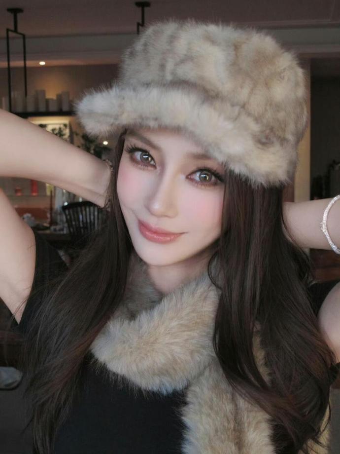 这竟然是baby？网红感好重，都快认不出来了，不过她真的很适合这种妆容​​​