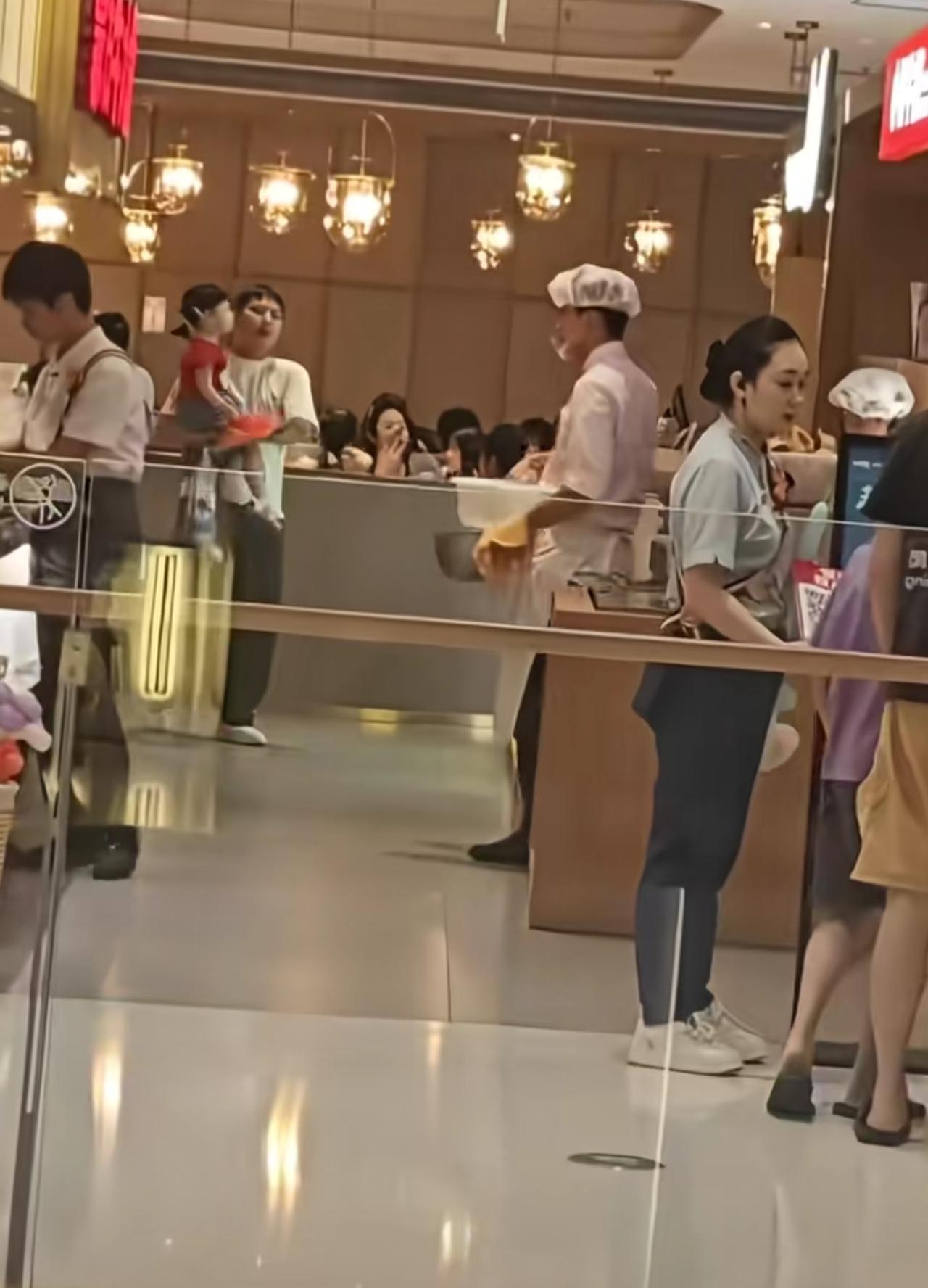 还以为快倒闭了，没想到现在还有这么多人能接受西贝高价的预制菜，还带着小孩去吃。